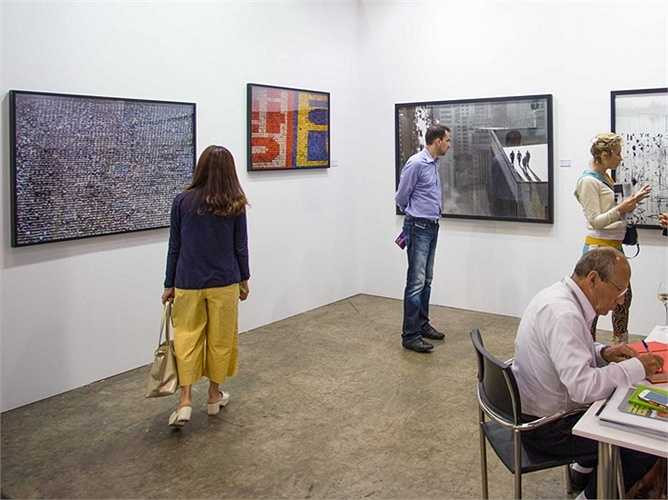 22. Giám đốc nghệ thuật - Mức lương trung bình năm: 97.850 USD Mô tả công việc: Giám đốc nghệ thuật chịu trách nhiệm về hình ảnh và phong cách của các tờ báo, tạp chí, bao bì sản phẩm hoặc các sản phẩm phim và chương trình truyền hình. Yêu cầu giáo dục: Trình độ cử nhân có kinh nghiệm