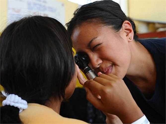 24. Y sĩ nhãn khoa - Mức lương trung bình năm: 113.010 USD Mô tả công việc: y sĩ nhãn khoa thực hiện khám mắt để kiểm tra các vấn đề về thị lực và bệnh tật về mắt. Họ sẽ quyết định việc đeo kính mắt hoặc kính áp tròng khi cần thiết cho các bệnh nhân. Yêu cầu: Trình độ cử nhân, bác sĩ bốn năm của các chương trình đào tạo đo thị lực, và một giấy chứng nhận cấp phép hoạt động.