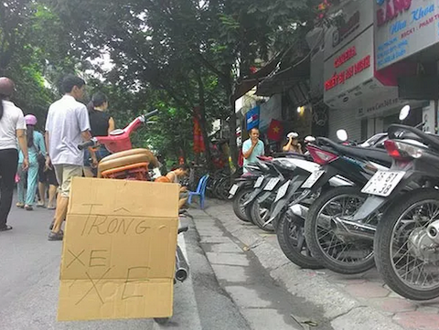 Bãi giữ xe tự phát chặt chém người dân cắt cổ. (Ảnh: Dân Việt)