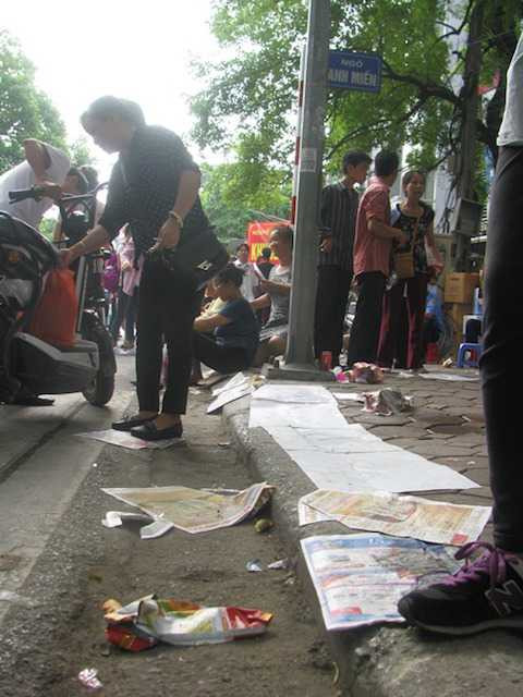 Sau khi buổi lễ kết thúc, đường phố chỉ còn lại toàn... rác là rác (Ảnh: 24h) 