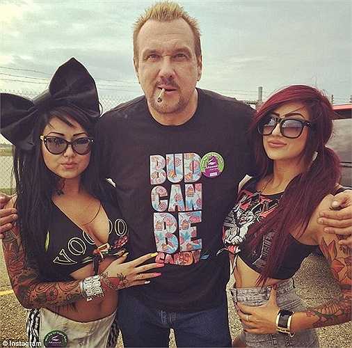 'Ông lớn' Mike, tên thật là Michael Straumietis - là CEO của Advanced Nutrients, một công ty thực phẩm chức năng từ cần sa. Đây là một công ty kinh doanh hợp pháp và ăn nên làm ra từ loài thực vật để tạo ra ma túy