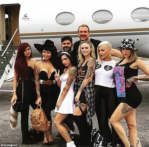 Trong cuộc đời kinh doanh của mình, 'ông lớn' Mike thực sự thành công trên thị trường toàn cầu. Các khoản lợi nhuận kếch xù cho phép vị đại gia này những quyền lực khổng lồ. Gần đây, tài khoản Instagram của ông bắt đầu được chú ý rất nhiều