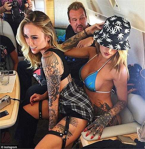 Nhưng cô nàng nóng bỏng luôn là không thể thiếu trong các bữa tiệc. Đặc biệt, 'ông lớn Mike' thường xuyên đưa các người đẹp du hí trên các chuyên cơ riêng sang trọng 