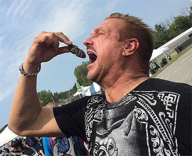 'Ông lớn Mike' đang đưa một mẩu cần sa vào miệng thể hiện sự thoải mái và tự do trong việc sử dụng