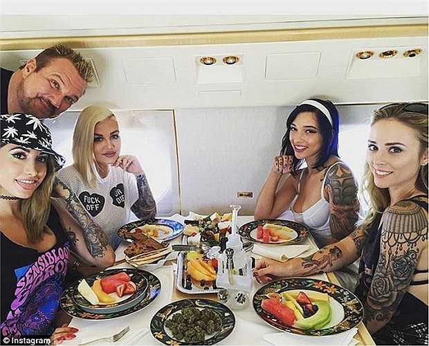 Trong các bữa tiệc của ông không thể thiếu món cần sa 