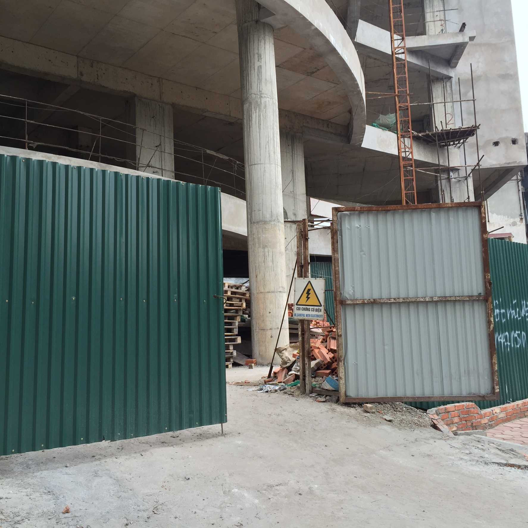 Sắt thép tại dự án đã hoen gỉ. Ảnh: Châu Anh