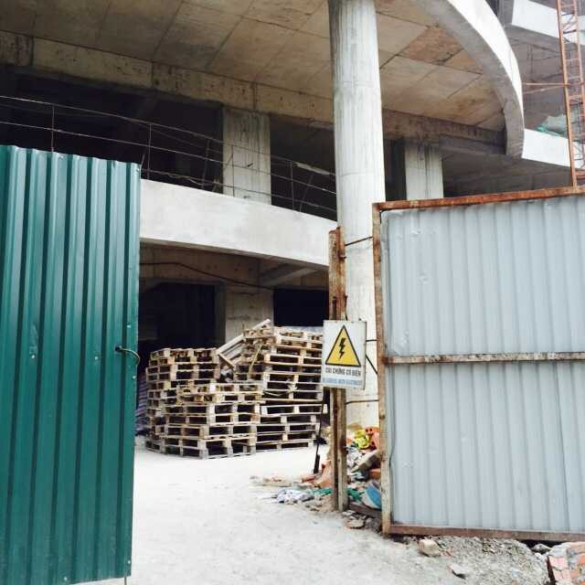 Bên trong vật liệu để ngổn ngang. Ảnh: Châu Anh