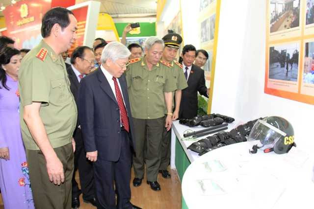 Bộ trưởng Trần Đại Quang trực tiếp giới thiệu với Tổng Bí thư những trang thiết bị hiện đại phục vụ công tác gìn giữ an ninh chính trị, TTATXH do lực lượng CAND sản xuất