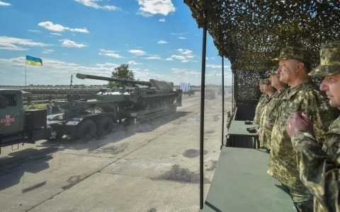 Tổng thống Ukraine Poroshenko thị sát việc chuyển giao trang thiết bị vũ khí đến miền Đông. Ảnh AP