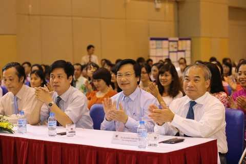 Thứ trưởng Bộ Giáo dục và Đào tạo Nguyễn Vinh Hiển và các lãnh đạo ngành Giáo dục trong Lễ trao Bằng khen tại Trường PTLC Vinschool Thứ trưởng Bộ Giáo dục và Đào tạo Nguyễn Vinh Hiển và các lãnh đạo ngành Giáo dục trong Lễ trao Bằng khen tại Trường PTLC Vinschool