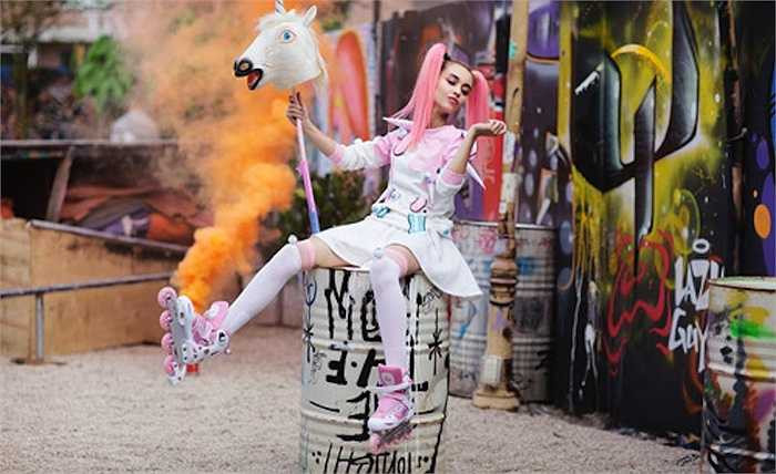 Những thông điệp thú vị qua MV của Mlee phù hợp với thị hiếu giới trẻ. Khi quay MV I can do, Mlee thể hiện một chút nổi loạn với hai tông màu hồng – trắng và đưa ra quan niệm: 'Hồng nổi loạn, trắng dễ thương. Yêu đương phải đủ tuổi'. 