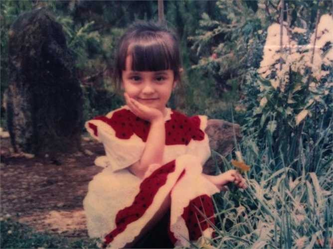 Từ nhỏ, Mlee đã sở hữu vẻ xinh xắn đáng yêu. Bức ảnh thơ ấu chứng minh vẻ đẹp của Mlee tự nhiên và không thay đổi so với hiện tại. (Nguồn: Dân Việt)