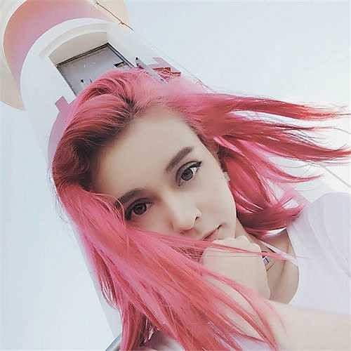 Mlee chia sẻ về nguồn gốc biệt danh Tây xuất phát từ lời khuyên của người thầy là nữ diễn viên Ngô Thanh Vân. 'Mình theo dòng nhạc sôi động mà cái tên Mai Ly hiền lành quá, có vẻ không hợp. Mỗi học viên của chị Vân đều được đặt nghệ danh khi ra nghề, chị Vân cũng đặt cho mình cái tên Mlee, chữ M lấy từ chữ cái đầu tiên trong tên mình. Mlee rất thích cái tên này vì có cũng gần gũi với tên Mai Ly của mình nữa'. 