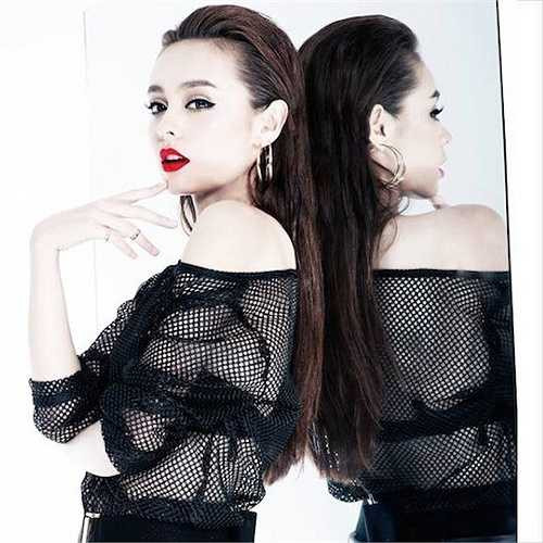 Trước khi đến với con đường ca hát, Mlee là một người mẫu. Cô chia sẻ định hướng của mình thiên về ca hát hơn là thời trang, bởi đó mới chính là sự nghiệp chính Mlee muốn hướng tới. 