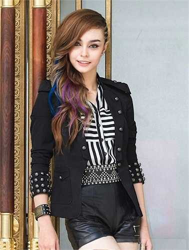 Mlee được biết đến sau khi tham gia đóng trong MV của nhóm 365 vào năm 2012. Ngoài việc là người mẫu, ca sỹ, cô còn tham gia đóng phim Tiệm bánh hoàng tử bé và là một VJ. 