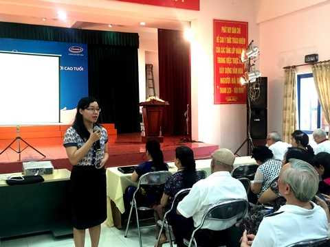 Bà Nguyễn Thị Mỹ Hòa – Trưởng ban nhãn hiệu, ngành hàng sữa bột, công ty Vinamilk chia sẻ những thông tin hữu ích của các sản phẩm dinh dưỡng dành cho người cao tuổi tại hội thảo ở Hà Nội Bà Nguyễn Thị Mỹ Hòa – Trưởng ban nhãn hiệu, ngành hàng sữa bột, công ty Vinamilk chia sẻ những thông tin hữu ích của các sản phẩm dinh dưỡng dành cho người cao tuổi tại hội thảo ở Hà Nội