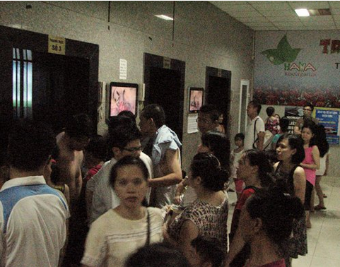 Sau khoảng hơn 1 tiếng xảy ra cháy, tòa nhà CT5A được cấp điện trở lại để người dân có thể về nhà.