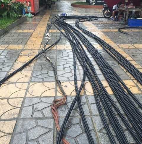 Đoạn dây cáp bị cháy ở tầng hầm của tòa nhà được mang ra ngoài