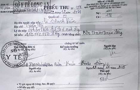 Biên bản giao 400 triệu đồng hỗ trợ. Ảnh: HOÀNG NAM