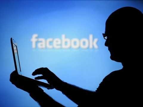 Học trò lập facebook giả tống tình cô giáo cũ. (Ảnh minh họa)