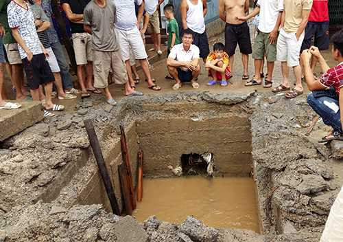 Các lực lượng chức năng lật tung miệng cống tìm kiếm thi thể nạn nhân