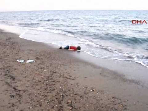 Hình ảnh cậu bé Aylan nằm bất động trên bờ biển Hình ảnh cậu bé Aylan nằm bất động trên bờ biển