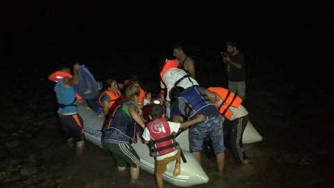 Những người di cư vượt biển trên chiếc thuyền nhỏ Những người di cư vượt biển trên chiếc thuyền nhỏ