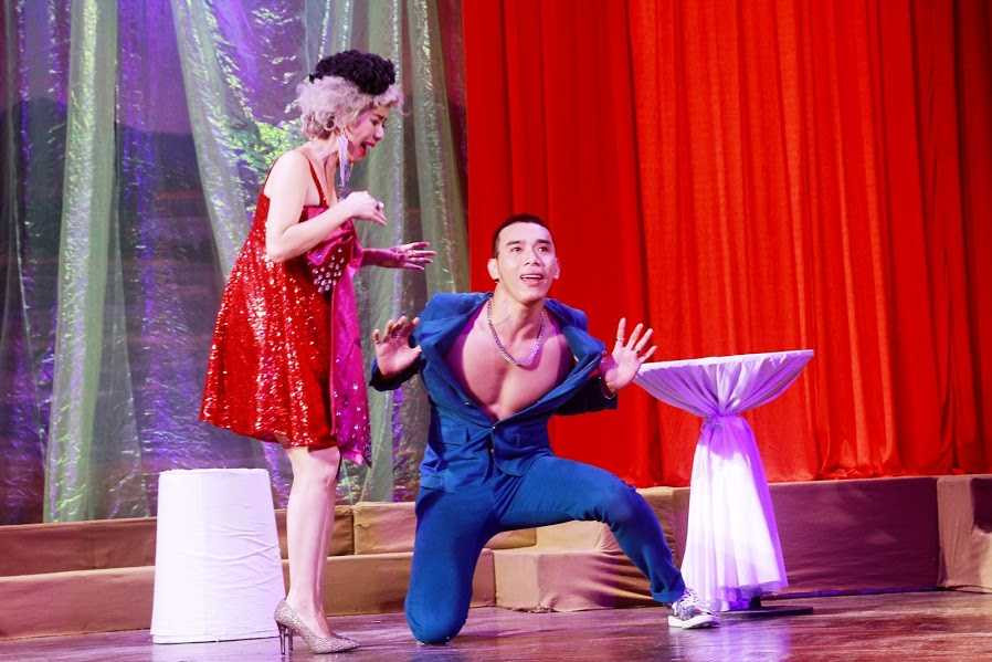 Thuận Nguyễn hôn trộm hot girl Sam trên sân khấu