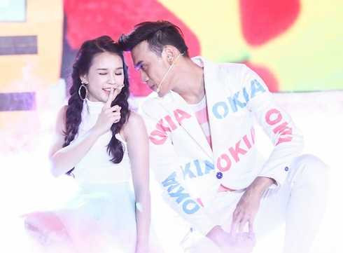 Thuận Nguyễn sẽ có những màn tình tứ với Sam trên sân khấu.