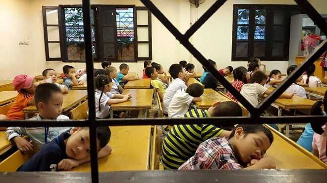 Trẻ ngủ gật vì phải tập dượt khai giảng từ sớm xôn xao dân mạng