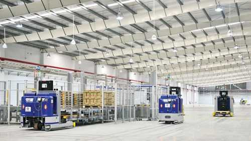 Nhà máy sữa Việt Nam của Vinamilk chuyên sản xuất sữa nước được trang bị dây chuyền sản xuất sữa tươi tiệt trùng với thiết bị hiện đại và công nghệ sản xuất tiên tiến nhất hiện nay.