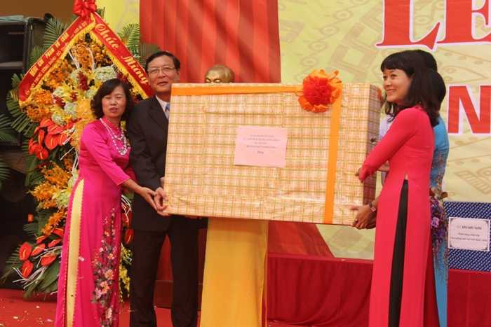 Bộ trưởng GD-ĐT hỏi chuyện học sinh lớp 1 trong ngày khai giảng