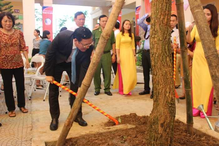 Bộ trưởng GD-ĐT hỏi chuyện học sinh lớp 1 trong ngày khai giảng