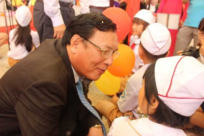 Bộ trưởng GD-ĐT hỏi chuyện học sinh lớp 1 trong ngày khai giảng