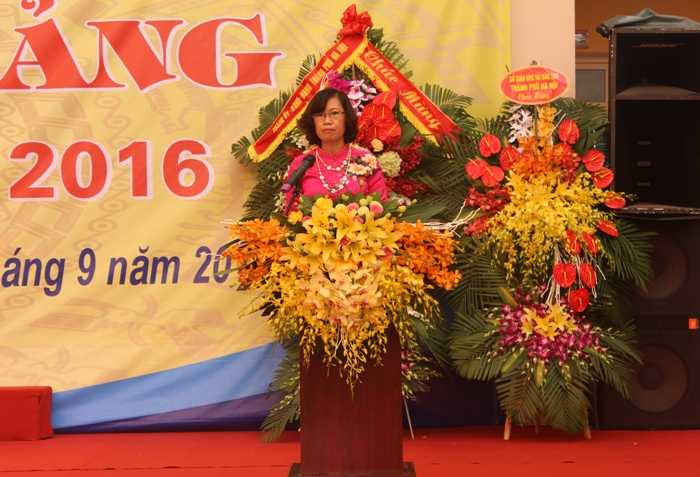 Bộ trưởng GD-ĐT hỏi chuyện học sinh lớp 1 trong ngày khai giảng