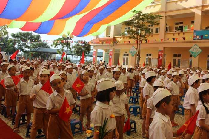 Bộ trưởng GD-ĐT hỏi chuyện học sinh lớp 1 trong ngày khai giảng