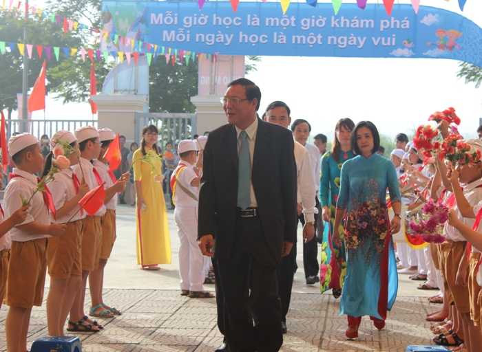 Bộ trưởng GD-ĐT hỏi chuyện học sinh lớp 1 trong ngày khai giảng