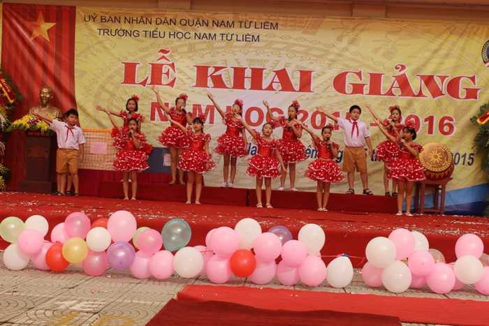 Bộ trưởng GD-ĐT hỏi chuyện học sinh lớp 1 trong ngày khai giảng