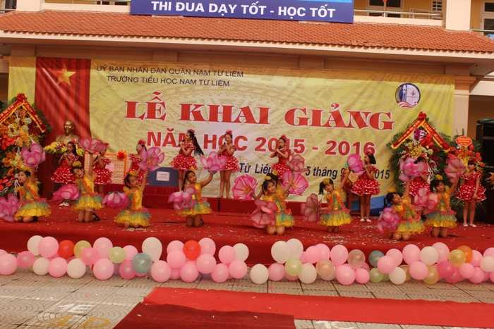 Bộ trưởng GD-ĐT hỏi chuyện học sinh lớp 1 trong ngày khai giảng