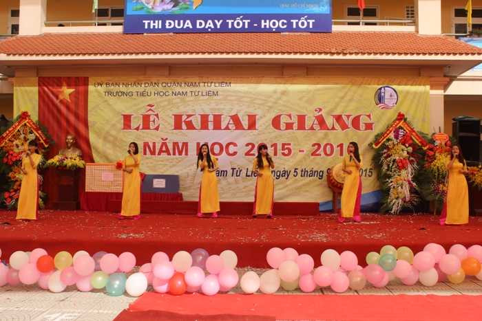 Bộ trưởng GD-ĐT hỏi chuyện học sinh lớp 1 trong ngày khai giảng