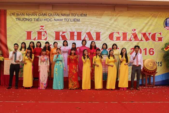 Bộ trưởng GD-ĐT hỏi chuyện học sinh lớp 1 trong ngày khai giảng