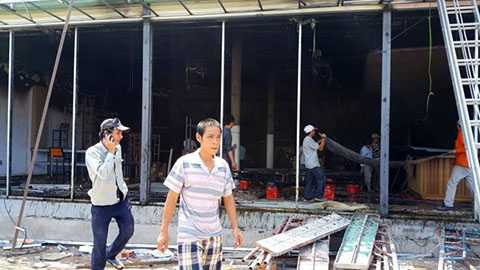 Phần bên trong công trình xây dựng đã bị cháy đen