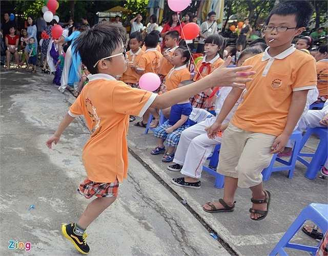 Chị Mai Anh cho biết: 'Những ngày đầu tới trường cho tới khi chuẩn bị vào lớp 4, Thiện Nhân vai đeo cặp sách, tay chống nạng nhưng rất hào hứng, tự tin và hòa đồng bạn bè'.