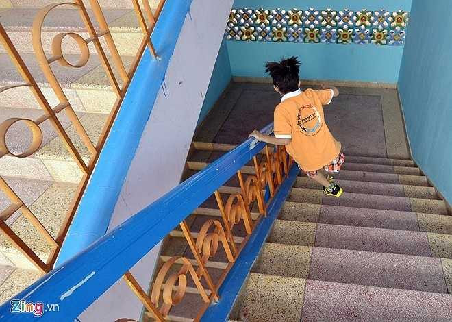 'Thiện Nhân đi lại rất nhanh, nhiều lần đuổi theo em toát cả mồ hôi', một giáo viên tại trường nam sinh đang học tâm sự.