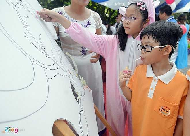 Chú lính chì cùng các bạn dùng tay vẽ biểu tượng bảo vệ động vật tại trường em đang theo học.