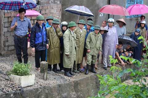 hai vợ chồng, đi bán thịt lợn, trong cơn mưa lớn, Quảng Ninh, rơi cống nước, bị nước cuốn mất tích, chồng may mắn thoát
