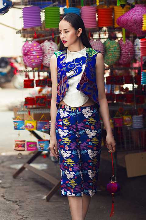 Ngoài ra nhà thiết kế cũng kết hợp mảng miếng trên vải, cấu trúc lệch, những đường cong và kỹ thuật thêu tay tinh xảo. 