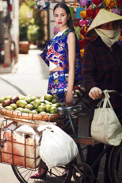 Bộ ảnh được thực hiện bởi stylist Tân Đà Lạt, nhiếp ảnh gia Tiên Nguyễn, chuyên viên trang điểm Phúc Nghĩa, thời trang tóc Hà Duy Nam và nhà thiết kế Thủy Nguyễn.