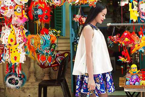 Ngoài niềm đam mê với điện ảnh, sau thời gian ổn định ở Mỹ hai năm, Sella Trương vừa về thăm nhà và được mời chụp bộ ảnh thời trang gợi ý mặc đẹp trong mùa Trung Thu.