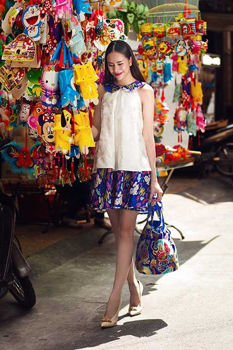 Những bộ đầm gấm lãng mạn và duyên dáng tôn vóc dáng của nữ người mẫu có ngoại hình trong sáng và nữ tính. Vì gấm là một chất liệu mang tính truyền thống nên khi nghĩ đến gấm, mọi người thường nghĩ đến những giá trị xưa cũ.